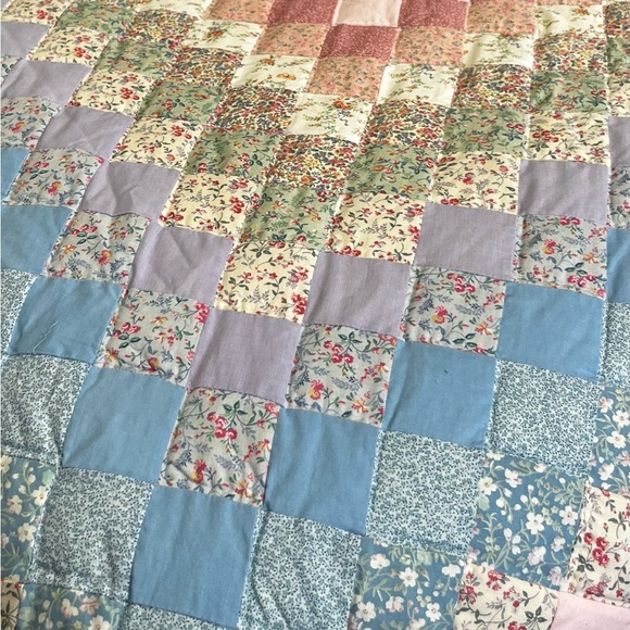 Arch Quilt Pastel Around The World Pattern with Scalloped Edges - Picture 5 of 14